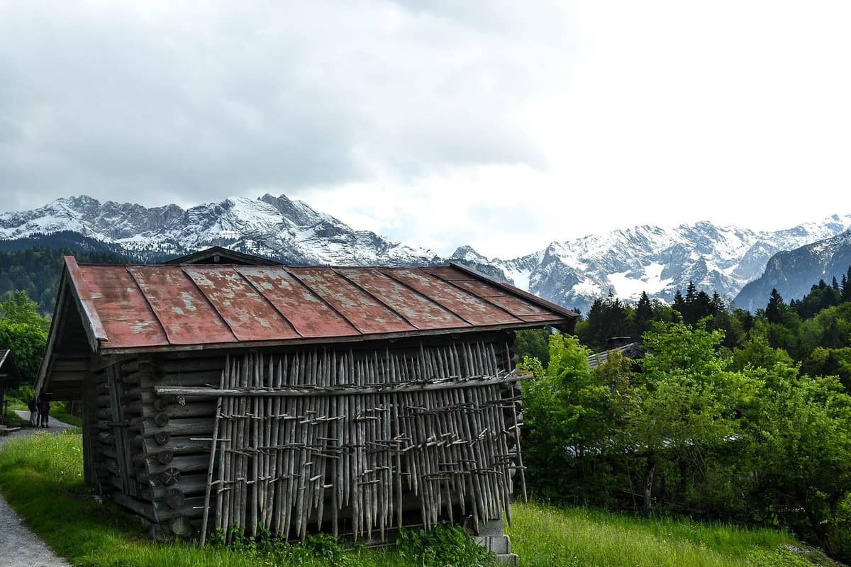 Eine Holzhütte in den Alpen bei Sonnenaufgang